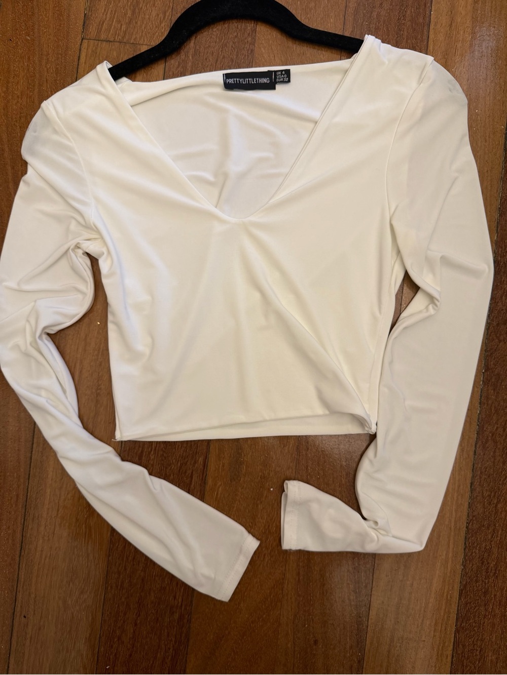 PrettyLittleThing Cream V-Neck Long Sleeve Crop Top
